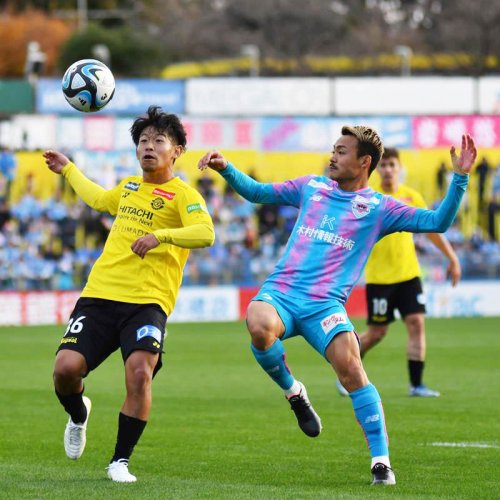 柏－鳥栖　後半、ボールを競り合う柏の山田雄（左）＝三協Ｆ柏
