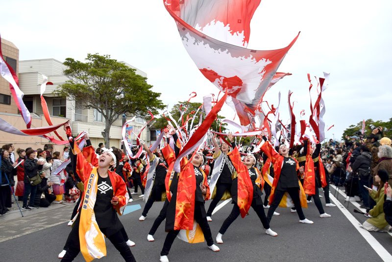 シンボルロードで迫力あるパフォーマンスを繰り広げる踊り手たち＝２６日、銚子市