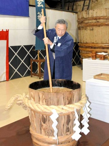 「玄蕃蔵」の仕込みで、木おけに櫂（かい）入れをする濱田孝司社長＝２８日、銚子市のヒゲタ醤油（しょうゆ）