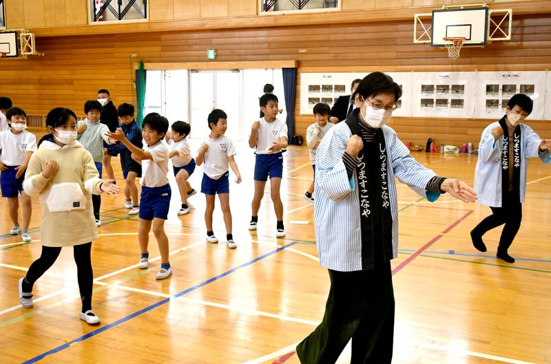 白桝粉屋おどりを保存会メンバーから教わって挑戦する芝山小の児童＝芝山町