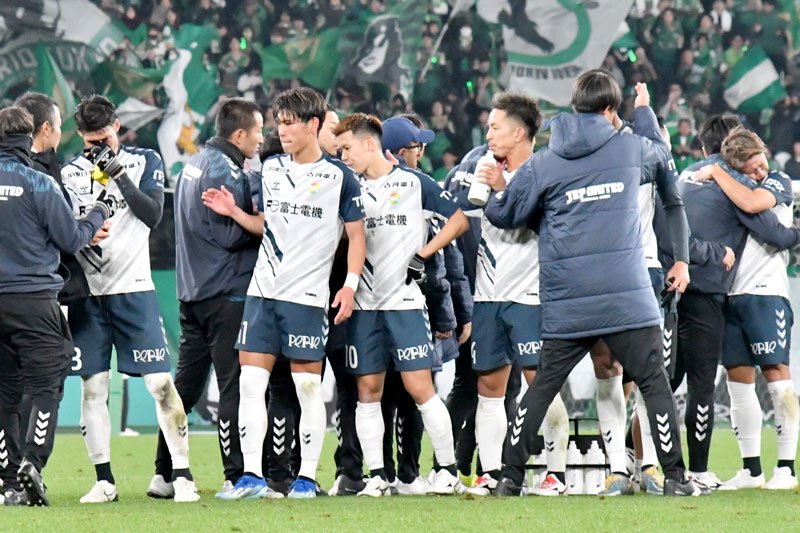 東京Ｖに１─２で敗れ、涙に暮れるジェフ千葉イレブン＝２６日、味スタ
