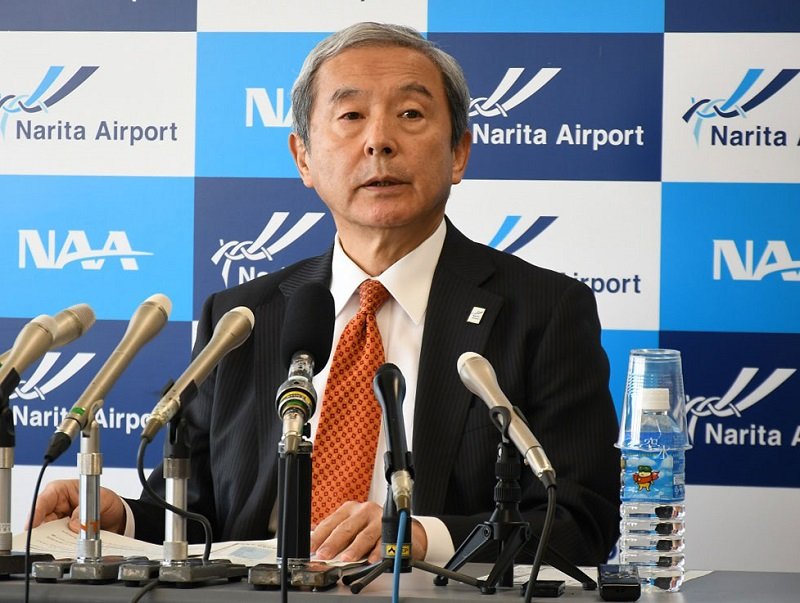 黒字化した２０２３年９月中間連結決算について説明するＮＡＡの田村社長＝３０日、成田市の成田空港
