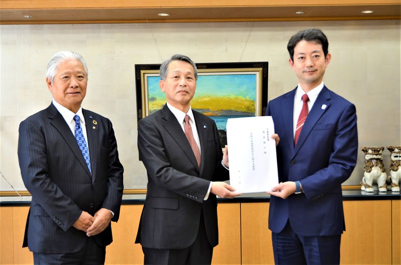 熊谷知事（右）に提言書を手渡す花島会長（中央）＝県庁