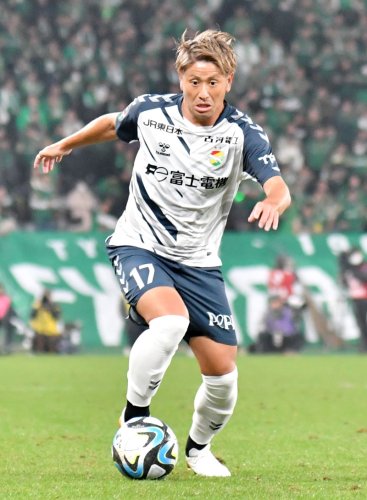 プレーオフ準決勝でプレーする千葉の福満＝２６日、味スタ
