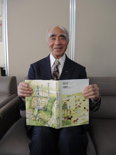 「わがふるさと　金ヶ作陣屋と村の物語」を手にする金ケ作陣屋研究会の飯沼会長＝１４日、松戸市
