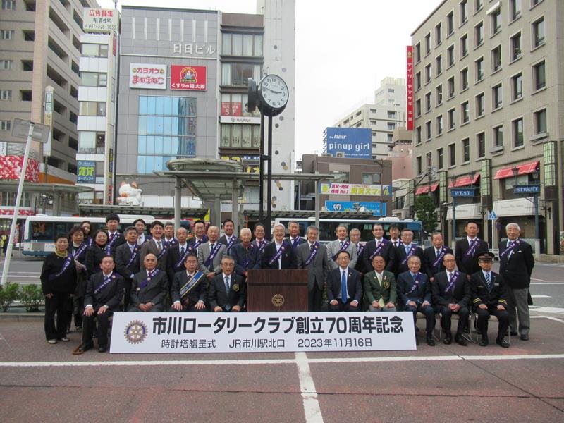 時計塔贈呈式に出席した関係者ら＝市川市
