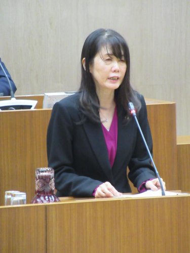 「ゼロカーボンシティ宣言」を行う芝田市長＝１１月３０日、鎌ケ谷市
