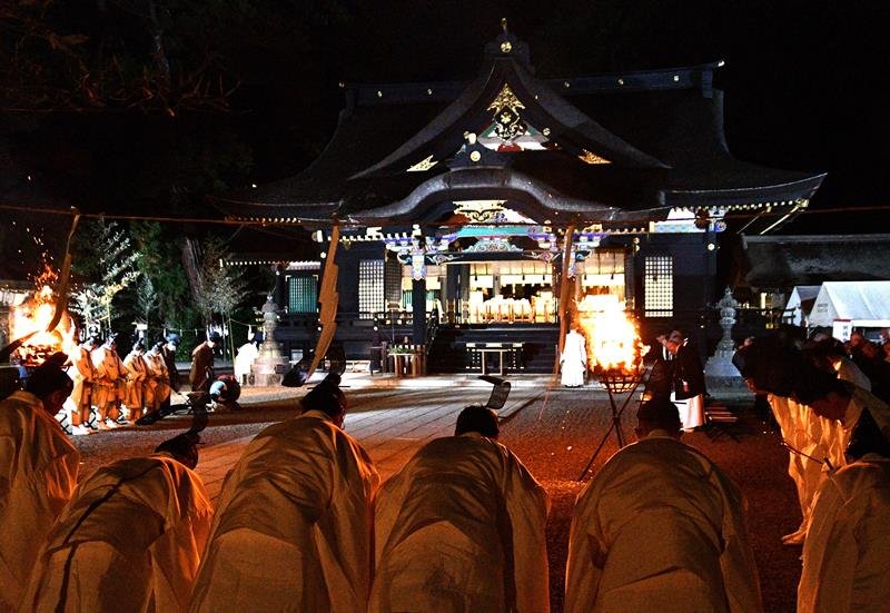 香取神宮で執り行われた大饗祭＝１１月３０日夜、香取市
