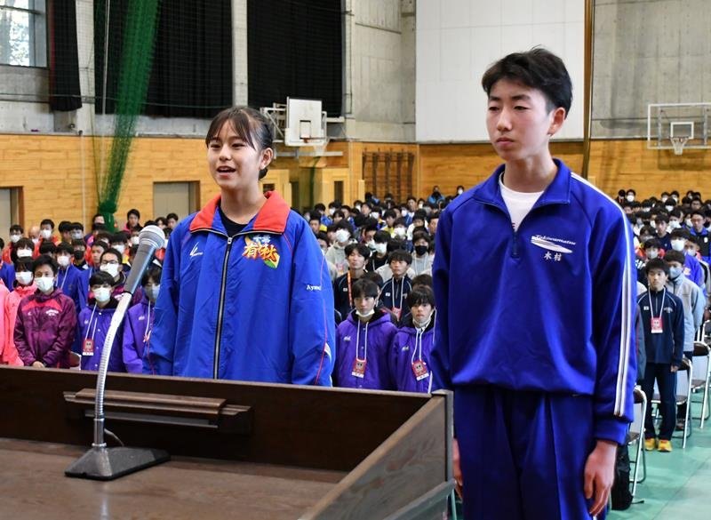 選手宣誓を行う有秋の山本愛珠（左）と常盤松の木村洸太＝流通経大柏高体育館
