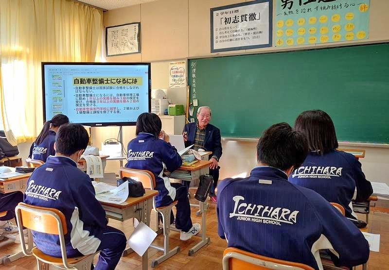 授業で自動車整備士の仕事を紹介する講師の榎本さん＝市原市
