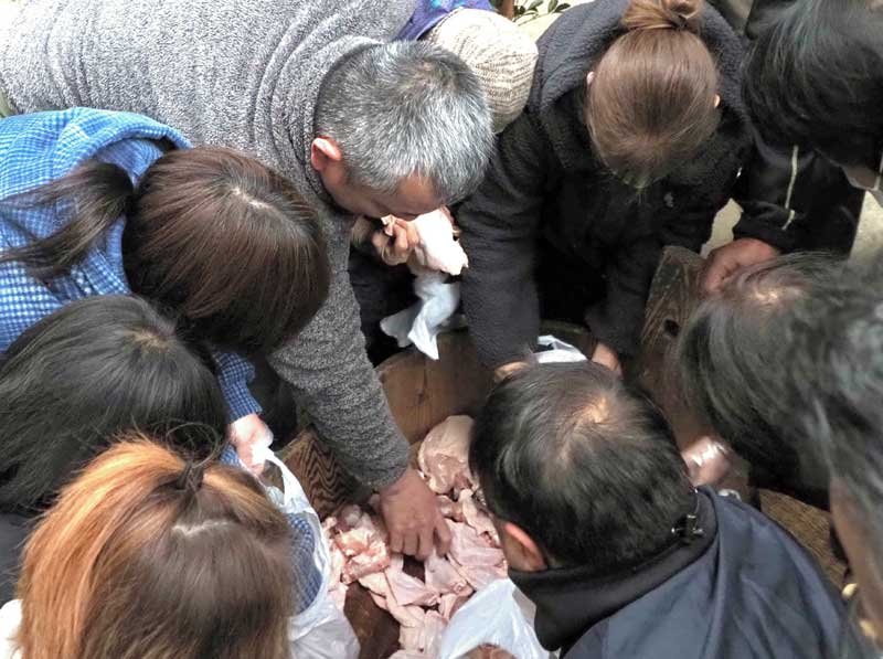 老若男女が肉奪い合う　伝統の神事「しし切りまち」　君津・諏訪神社、息災願って