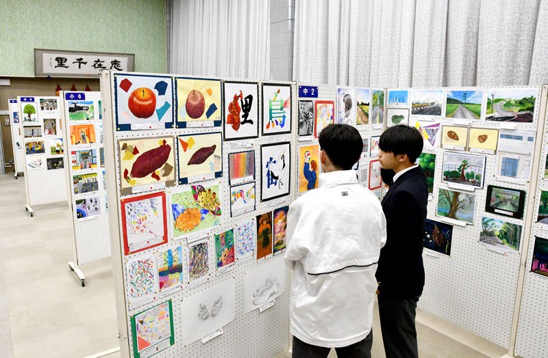 香取郡市の子どもたちの作品が並ぶ会場＝多古町コミュニティプラザ