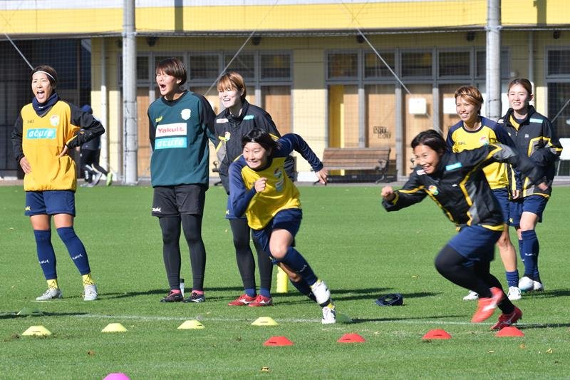 トレーニングするジェフレディースの選手＝８日、千葉市内

