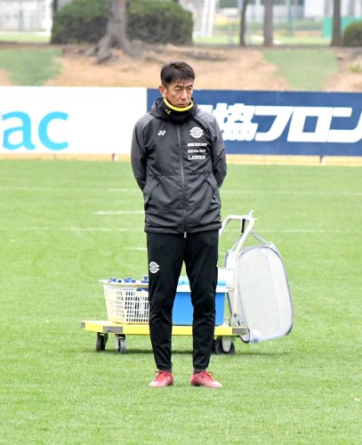 天皇杯決勝に向けた練習を見守る柏の井原監督＝５日、柏市内