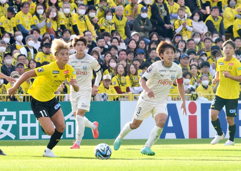 川崎戦で攻め込む柏の山田康（左）＝１０月２９日、三協Ｆ柏