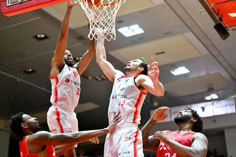 名古屋Ｄ－千葉Ｊ　攻め込む千葉Ｊのムーニー（右から２人目）ら＝１０日、ドルフィンズアリーナ（Ｂリーグ提供）