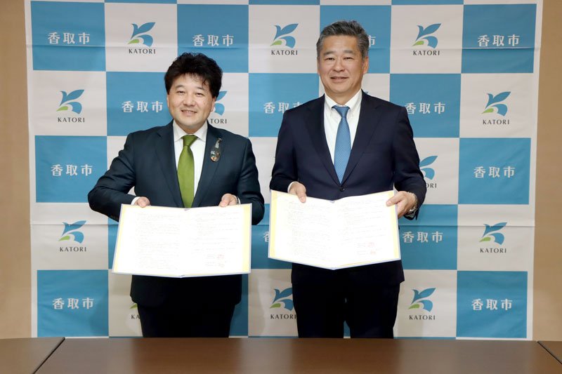 覚書を締結した伊藤市長（左）とＩＨＩの松野憲司・社会基盤領域副領域長＝香取市役所（同市提供）