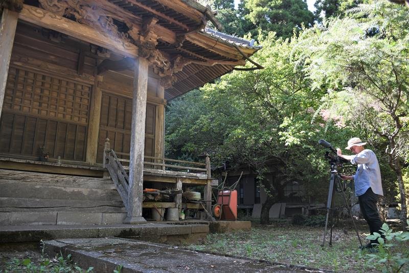 成田空港Ｃ滑走路の拡張予定地となっている芝山町加茂地区にある普賢院で撮影する中島さん＝８月３１日
