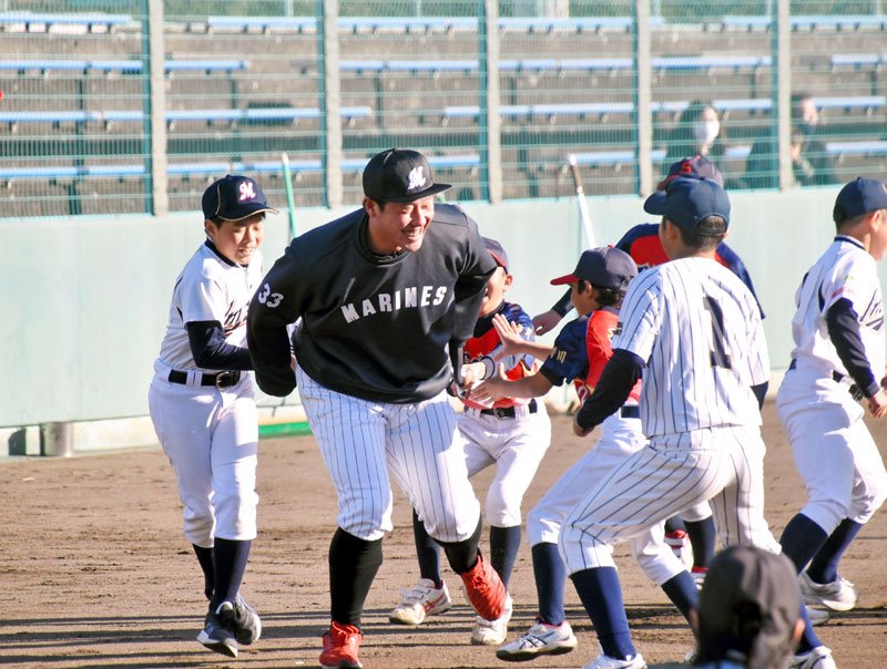 千葉ロッテ・平沢選手ら若手が鴨川の球児と交流　野球対決や写真撮影　市と球団、新たな連携開始