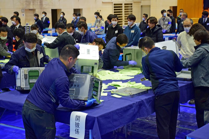 茂原市議補選の開票作業を始める市職員＝１７日午後９時、市立茂原小学校体育館
