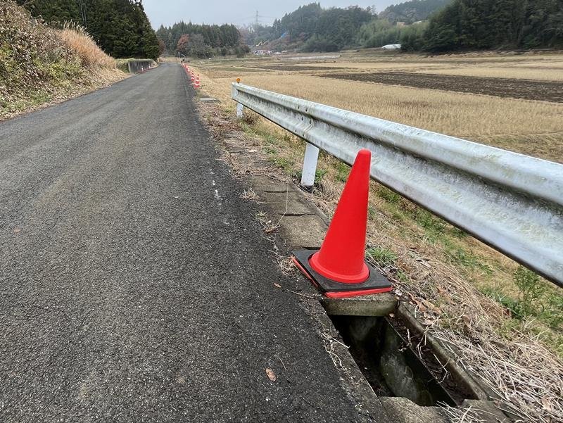 グレーチングが盗まれ、注意喚起のコーンが置かれた芝山町道＝１５日（同町提供）
