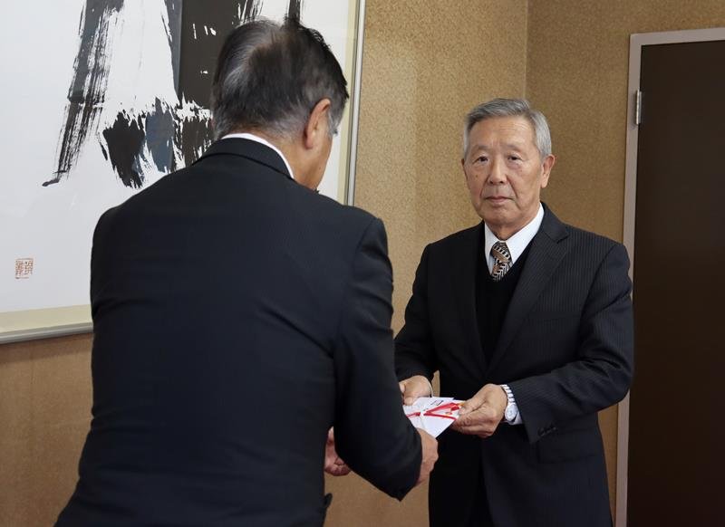 中元広之千葉日報福祉事業団理事長に目録を手渡す佐原法人会の高岡会長（右）
