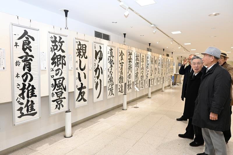 作品を講評する審査員ら＝１９日、千葉市中央区
