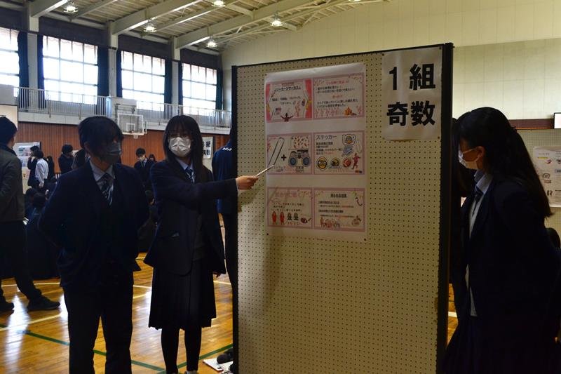 商品企画案をまとめたポスターを使い、発表する実籾高の生徒たち＝２０日、習志野市
