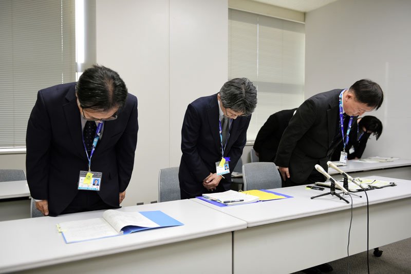 懲戒処分を発表し、陳謝する千葉県教委の担当者＝２０日、県庁
