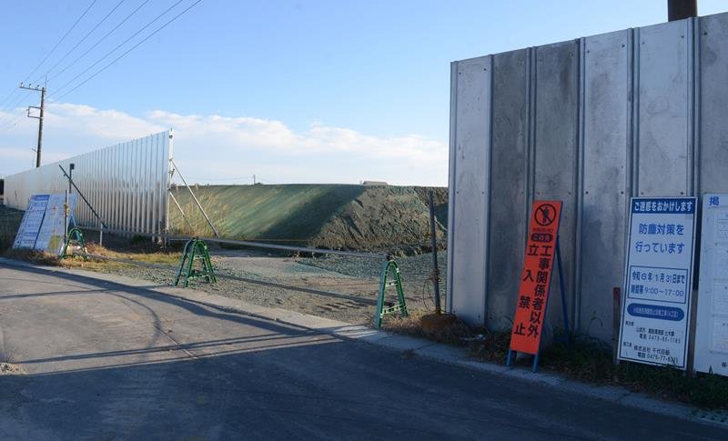 大量の土砂が運び込まれた山武市小松の市有地＝１２月
