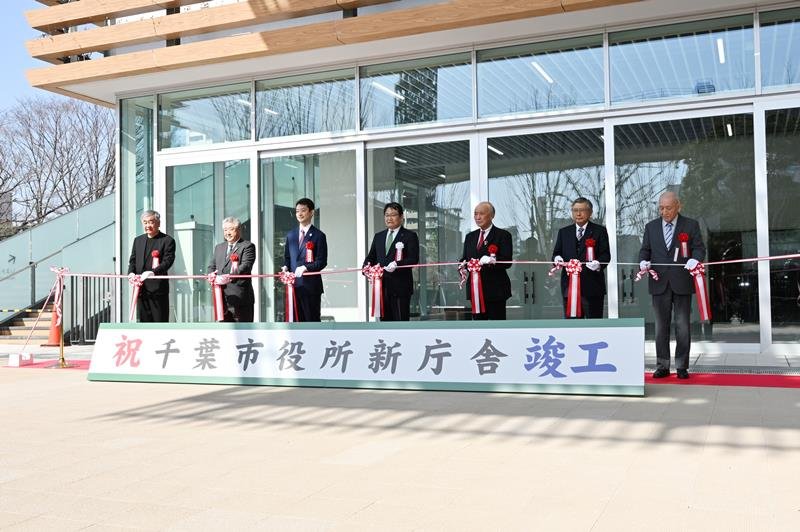 千葉市役所新庁舎の竣工式でテープカットする神谷俊一市長（左から４人目）ら＝２月１８日、千葉市中央区
