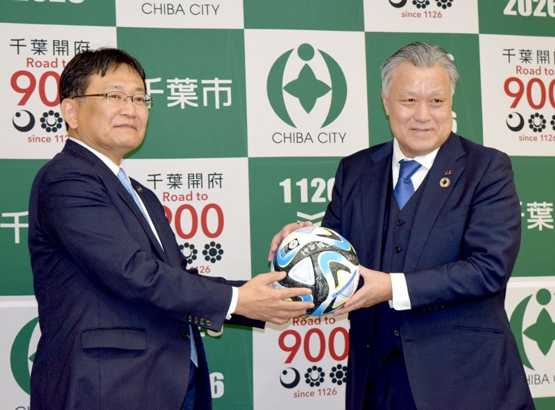 包括連携協定を交わした千葉市の神谷市長（左）と日本サッカー協会の田嶋会長＝２６日、市役所