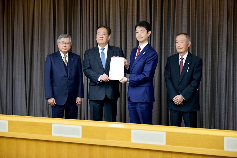 商工３団体を代表し飯塚会長（左から２人目）が熊谷知事（同３人目）に要望書を手渡した＝２６日、県庁