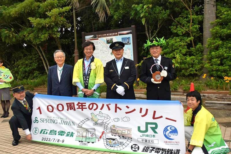 １００周年を記念して行われたバトンリレーイベント＝７月８日、銚子市