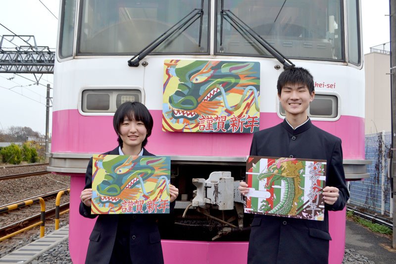 迫力ある「辰」のヘッドマークを描いた鎌ケ谷高の本間さん（左）と加藤さん＝新京成電鉄くぬぎ山車両基地