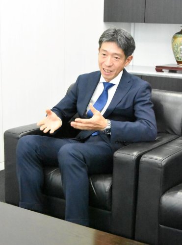 インタビューに応じる県警の宮沢忠孝本部長
