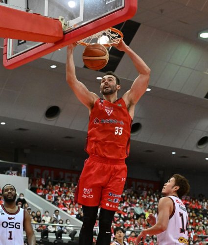 千葉Ｊ－三遠　第３クオーター、ダンクシュートを決める千葉Ｊのムーニー＝船橋アリーナ
