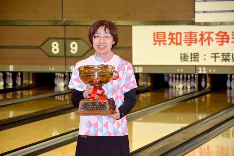 女子の部を制し、各部門優勝者による「県知事杯争奪戦」を制覇してカップを手にする松丸選手＝印西市