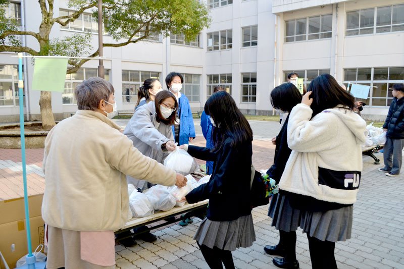 地域の商店会から食品と生理用品を受け取る船橋北高の生徒たち＝船橋市