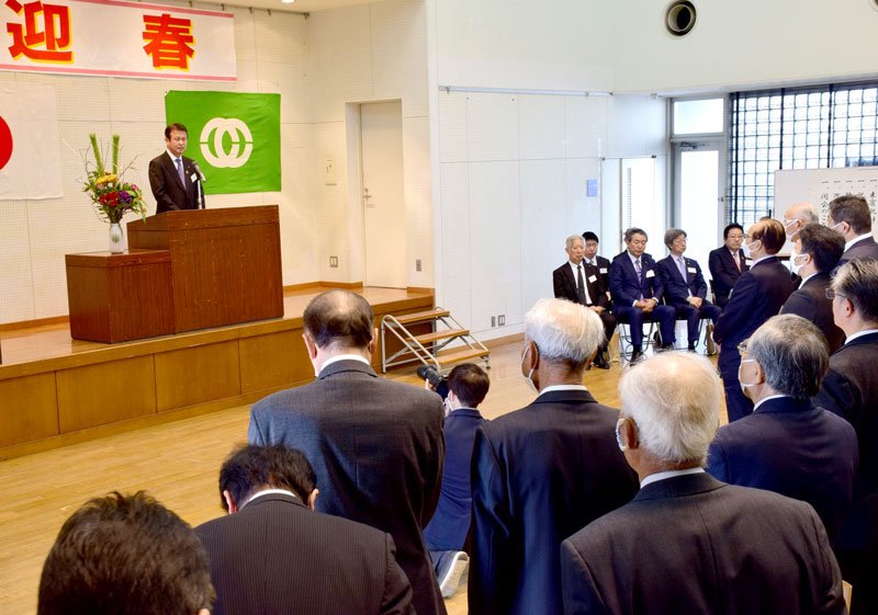 多くの来場者の前であいさつする茂原市の田中豊彦市長＝４日、同市役所市民室