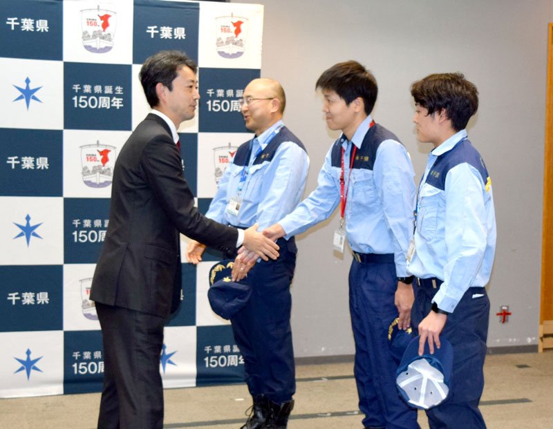 石川県珠洲市への出発を前に、熊谷千葉県知事（左）の激励を受ける県職員３人＝４日、県庁