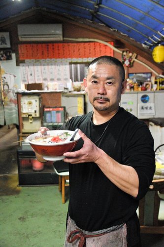 ＳＰＦ豚を使った看板商品「とんこつ角煮ラーメン」を紹介する店主の高木剛志さん＝東庄町