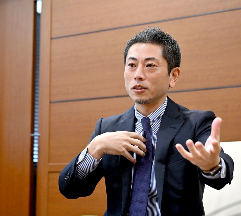 インタビューに答える勝又社長＝千葉市中央区
