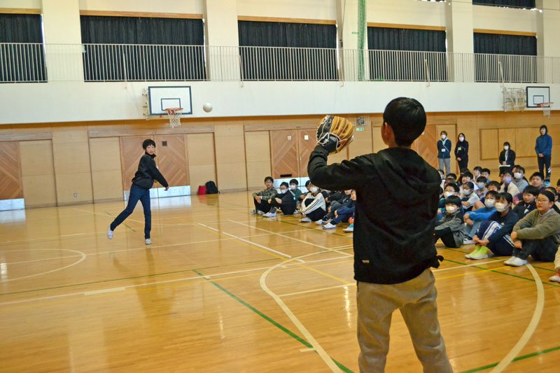 「野球しようぜ」大谷グローブに児童感激　市立船橋小で寄贈式　早速キャッチボールも