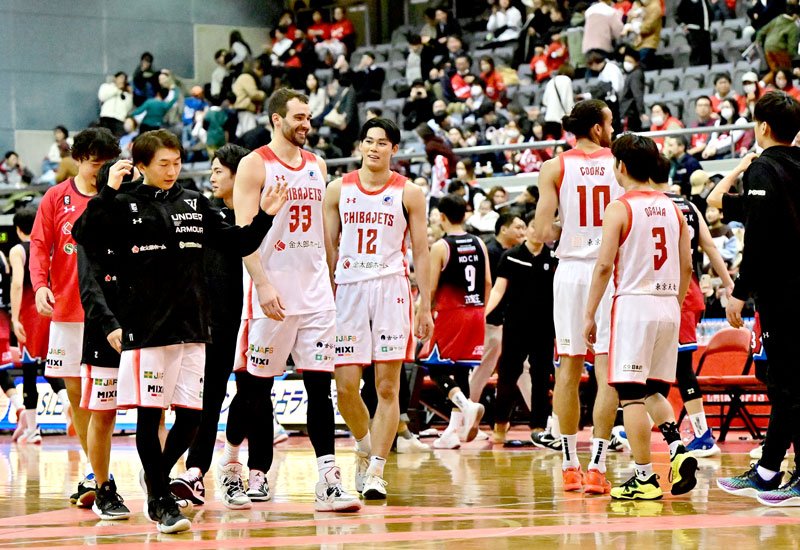 安養に勝利し、喜ぶ千葉Ｊの選手たち＝１０日、船橋アリーナ
