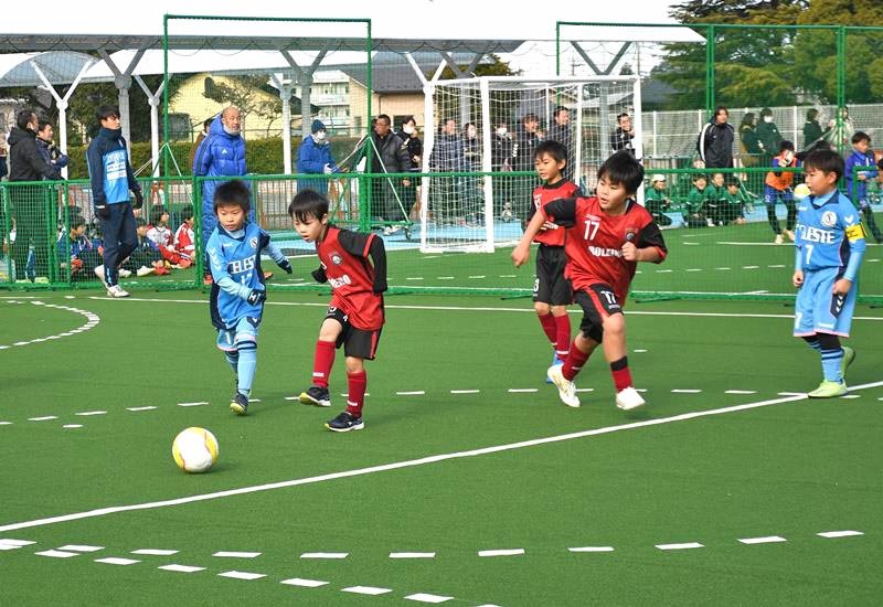 水泳プールが人工芝コートに変わり、オープン初日にフットサルを楽しんだ子どもたち＝成田市
