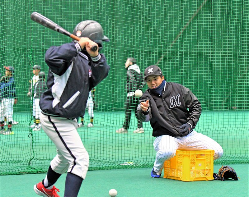 千葉ロッテ・菊地選手ら３人が指導　プロの技、球児間近に　ホーム千葉市で野球教室