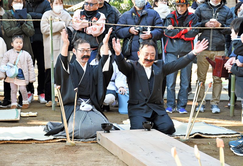 【動画あり】ひげをなで「もう一杯」　酒飲み干す伝統の奇祭、境内に笑顔　香取・側高神社