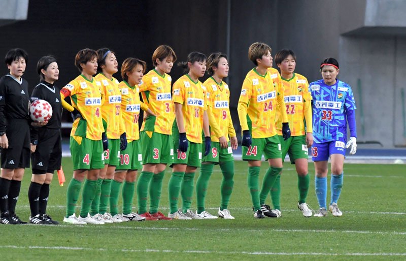 準々決勝敗退が決まり、肩を落とす千葉イレブン＝カンセキスタジアムとちぎ
