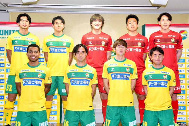 ジェフ千葉に新加入した（前列左から）エドゥアルド、横山、林、岡庭（後列左から）久保庭、谷田、藤田、青嶋、高木和＝千葉市内
